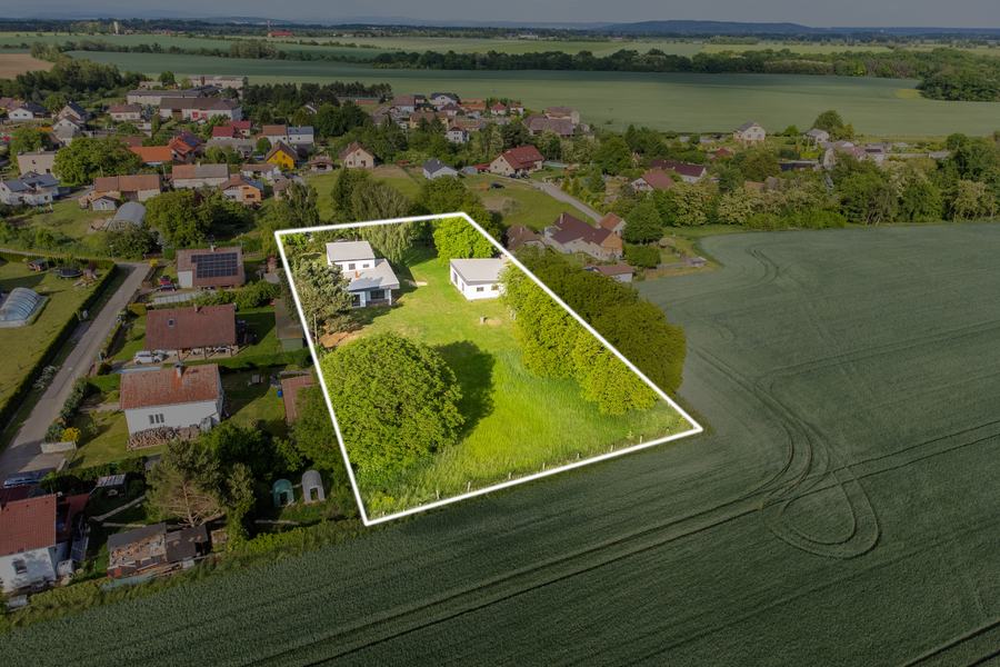 Pozemek 4 500 m² s vyznačenou hranicí, rodinný dům 6+kk Doubravička
