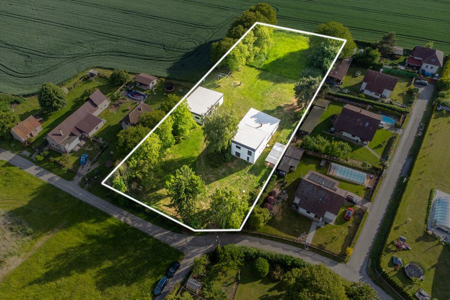 Pozemek 4 500 m² s vyznačenou hranicí, rodinný dům 6+kk Doubravička