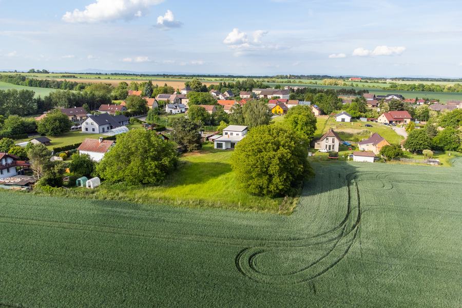 Pozemek na konci obce, rodinný dům 6+kk Doubravička